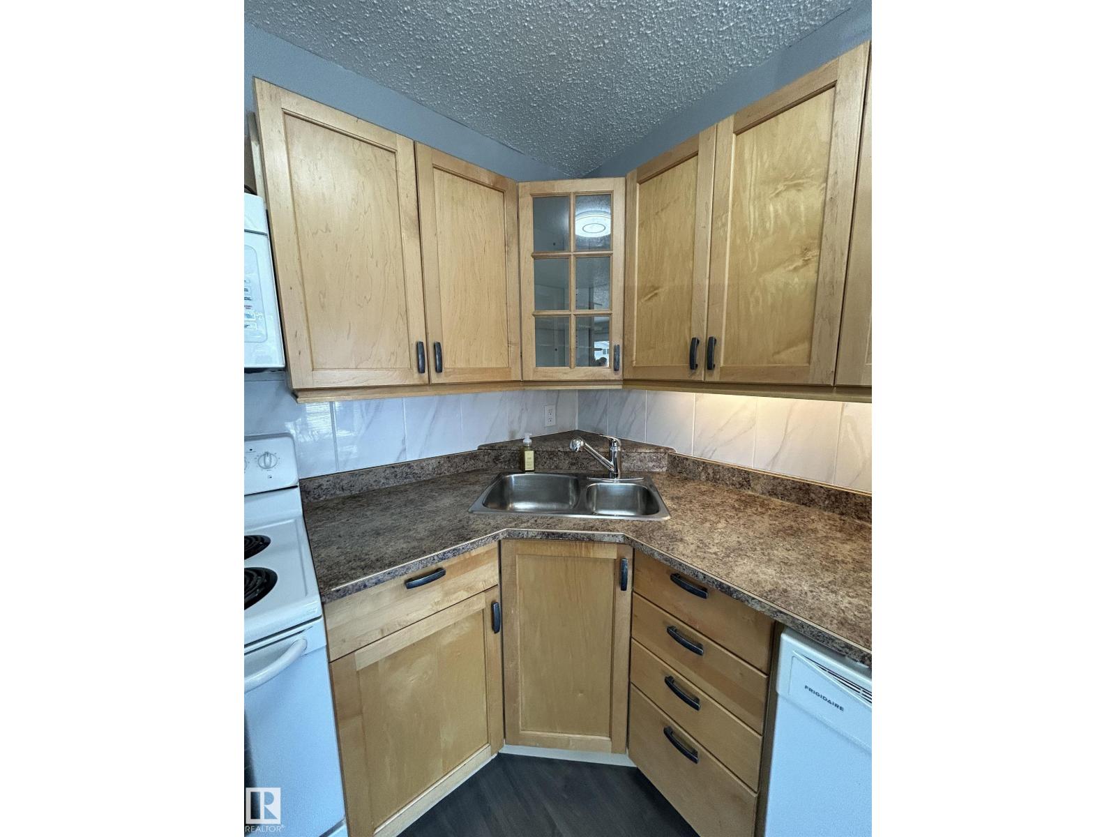 10426 27 Av Nw, Edmonton, Alberta  T6J 4J5 - Photo 8 - E4476760