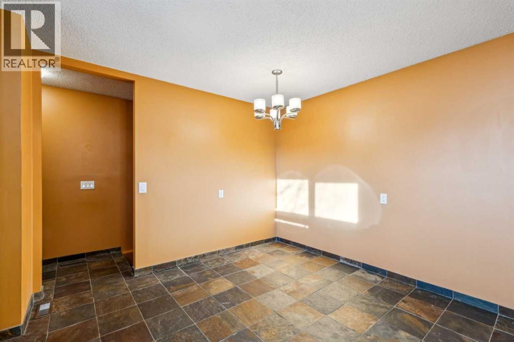 5423 Madigan Drive Ne, Calgary, Alberta  T2A 5T5 - Photo 12 - A2291849