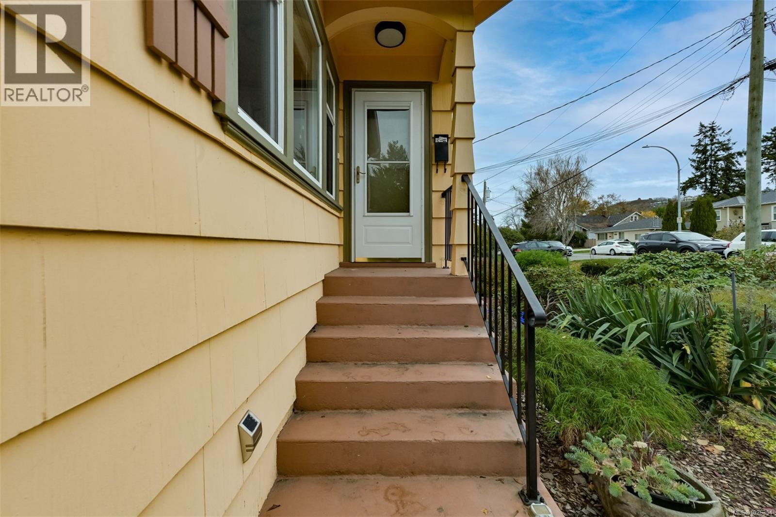 3312 Kingsley St, Saanich, British Columbia  V8P 4J9 - Photo 9 - 1026354