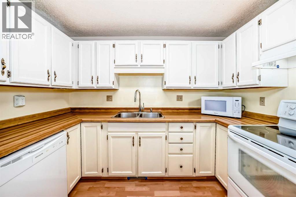 29, 28 Berwick Crescent Nw, Calgary, Alberta  T3K 1Y7 - Photo 3 - A2291163