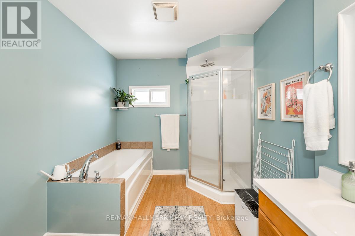 960 Gilmore Avenue, Innisfil, Ontario  L0L 1W0 - Photo 15 - N12869114