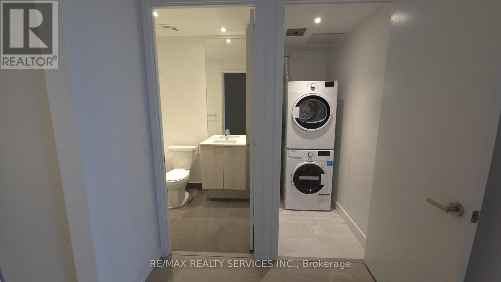 448 Burnhamthorpe Road, Mississauga, Ontario  L5B 4M6 - Photo 8 - W12869094