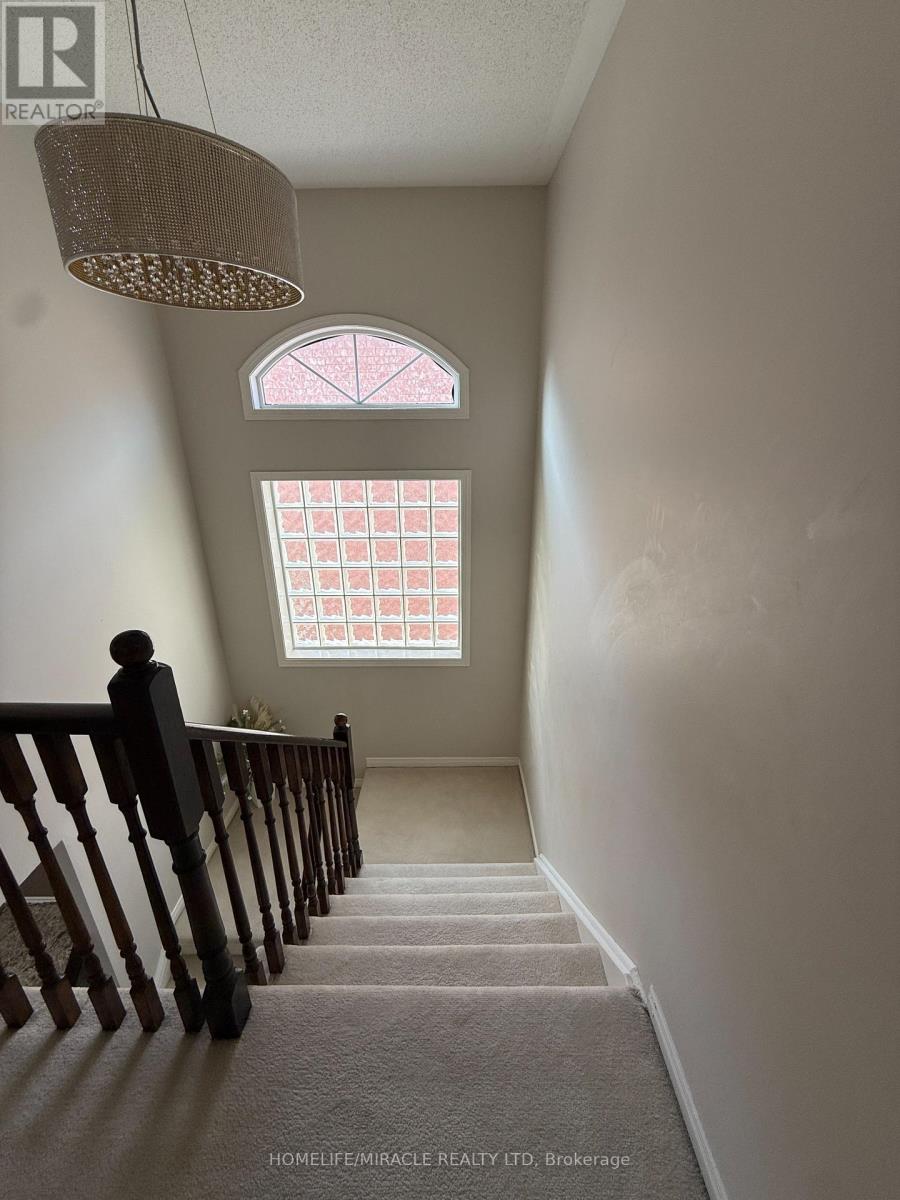 519 Delphine Drive, Burlington, Ontario  L7L 6W7 - Photo 14 - W12859220