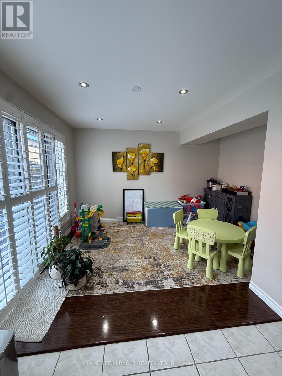 519 Delphine Drive, Burlington, Ontario  L7L 6W7 - Photo 10 - W12859220