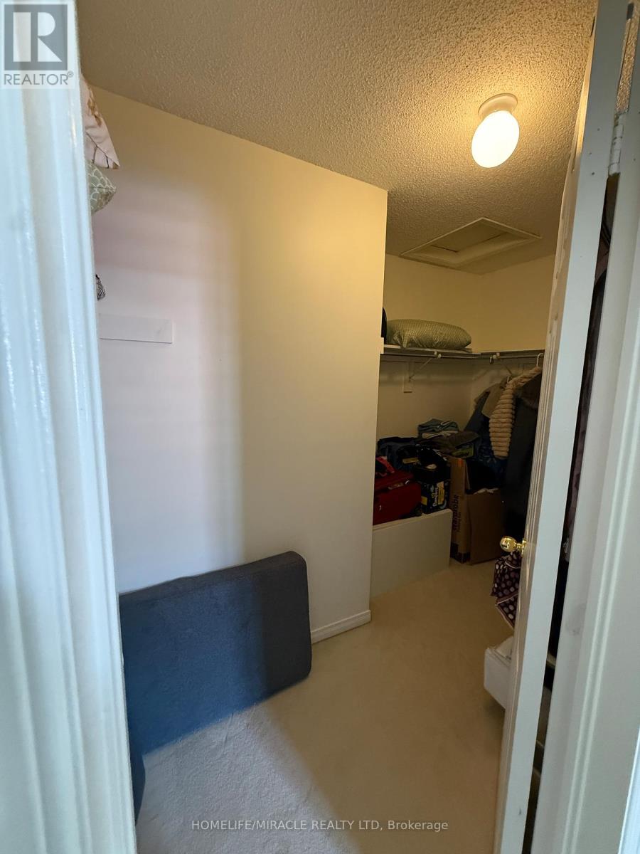 519 Delphine Drive, Burlington, Ontario  L7L 6W7 - Photo 16 - W12859220