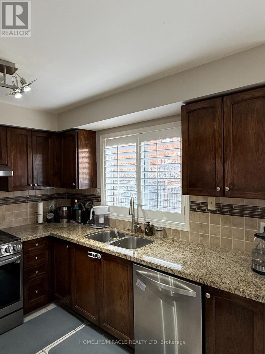 519 Delphine Drive, Burlington, Ontario  L7L 6W7 - Photo 12 - W12859220