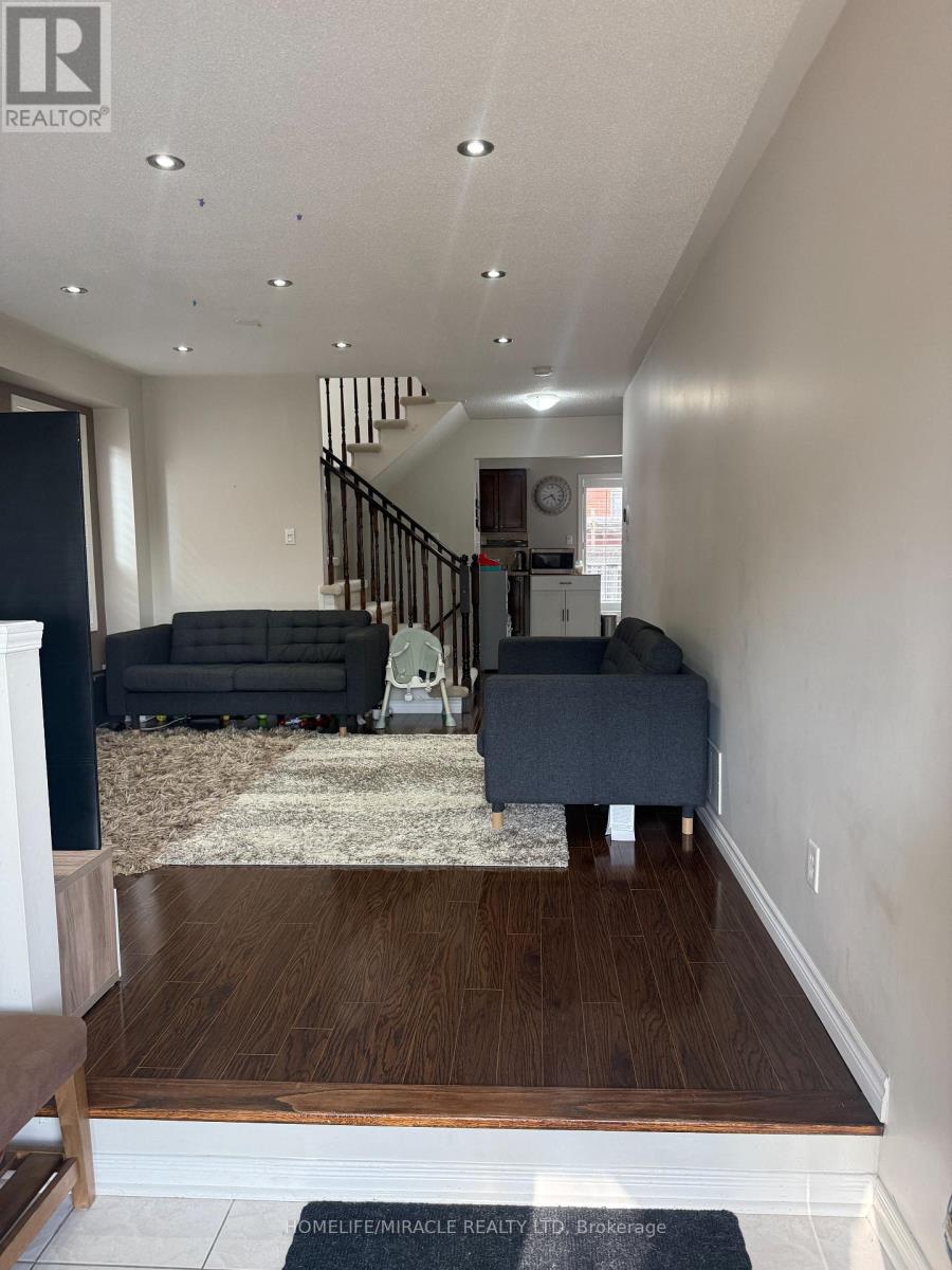 519 Delphine Drive, Burlington, Ontario  L7L 6W7 - Photo 5 - W12859220