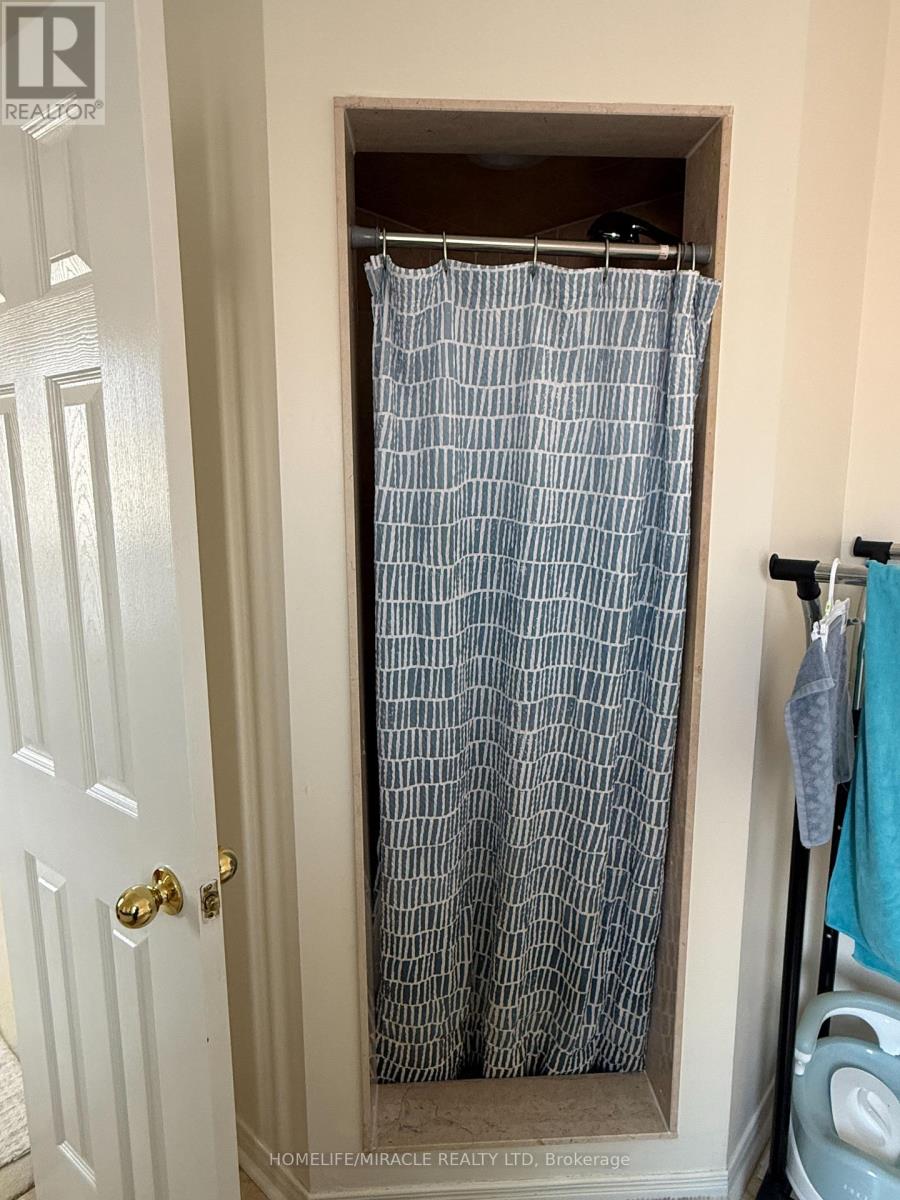 519 Delphine Drive, Burlington, Ontario  L7L 6W7 - Photo 19 - W12859220