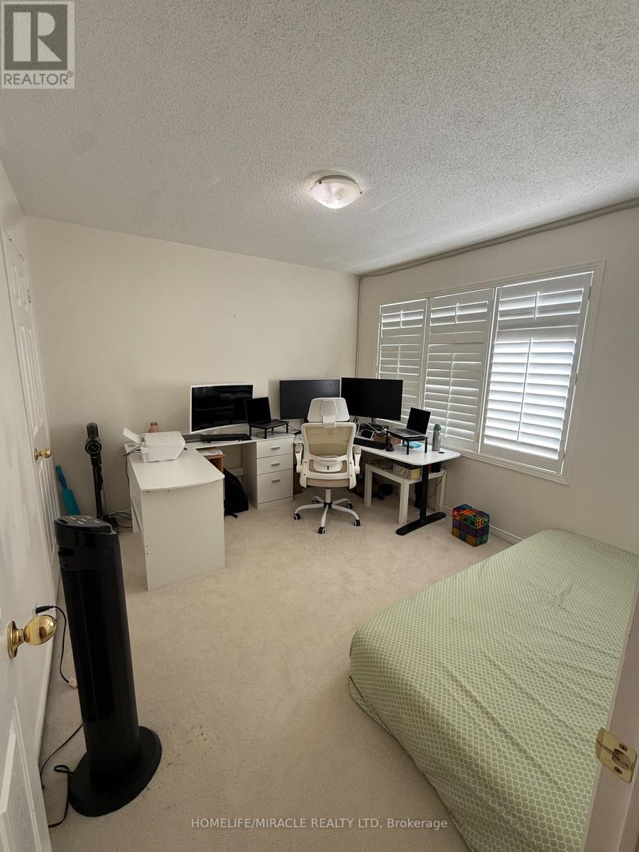 519 Delphine Drive, Burlington, Ontario  L7L 6W7 - Photo 21 - W12859220