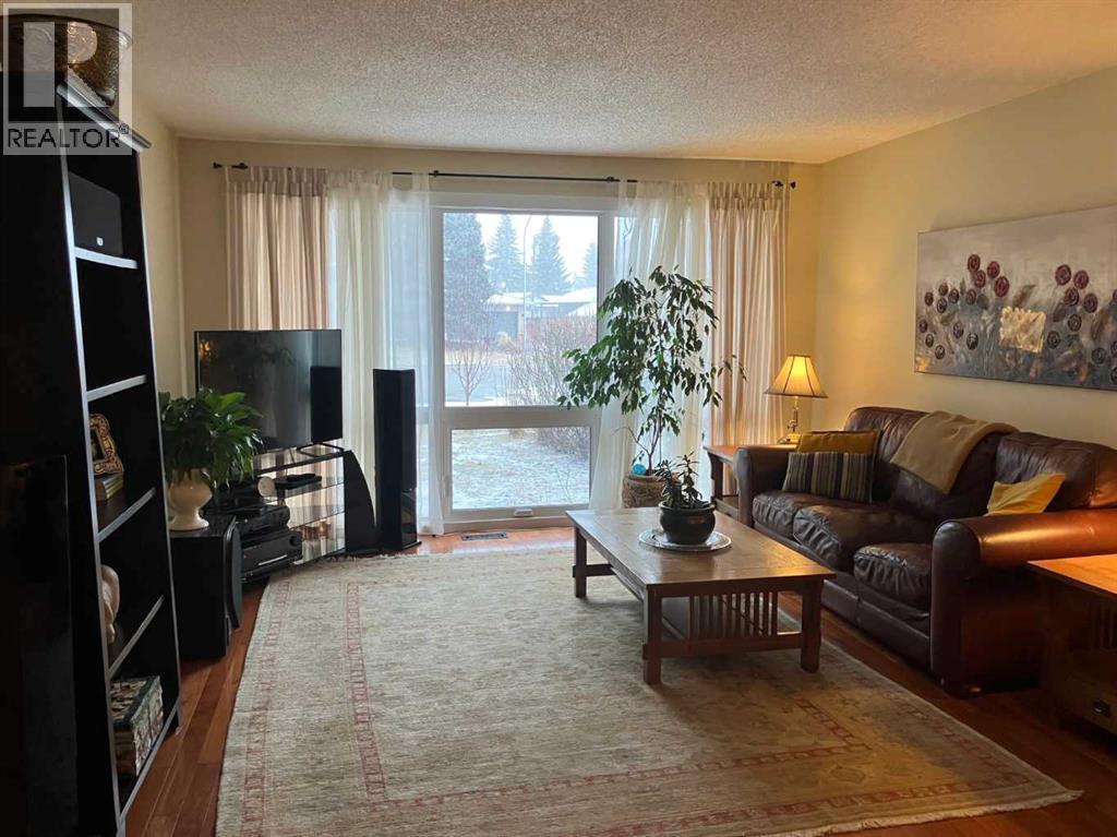 219 Lake Wood Place Se, Calgary, Alberta  T2J 4T8 - Photo 6 - A2288733