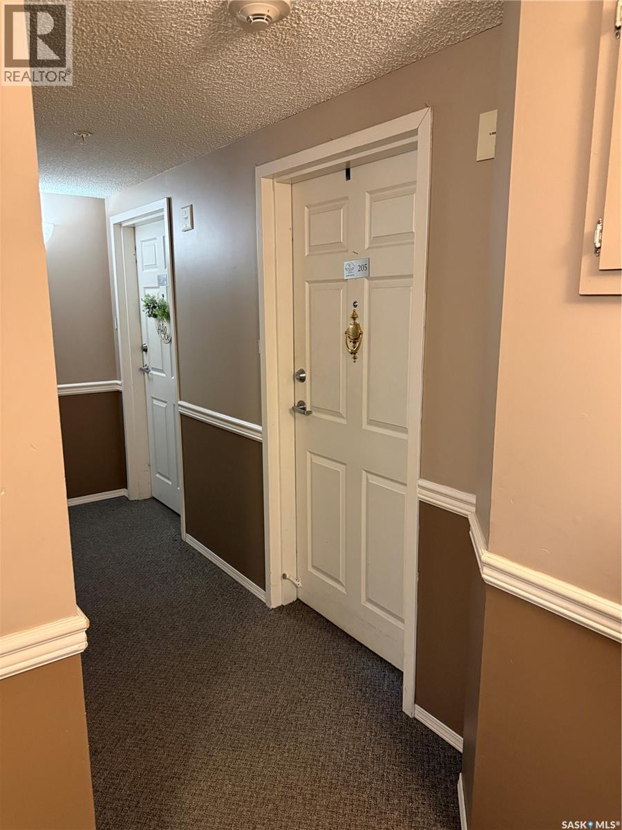 205 445 Government Road, Weyburn, Saskatchewan  S4H 0P5 - Photo 2 - SK030050