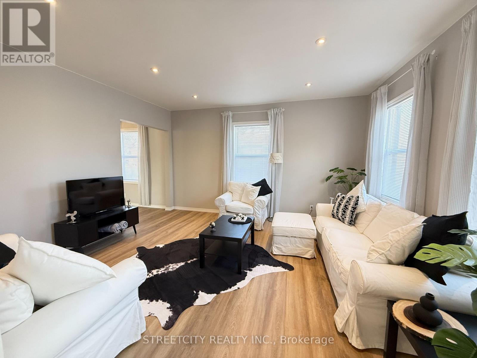 2593 Duryee Street, Oil Springs, Ontario  N0N 1P0 - Photo 2 - X12869356