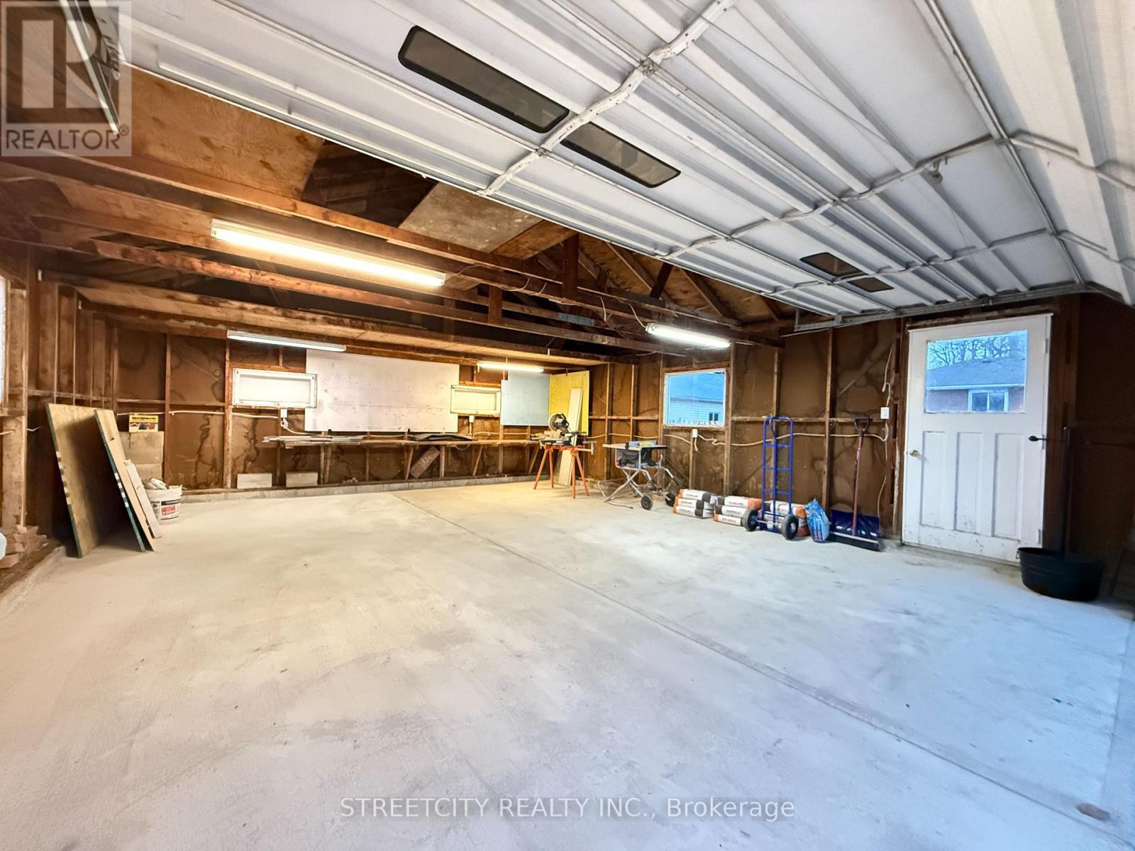 2593 Duryee Street, Oil Springs, Ontario  N0N 1P0 - Photo 28 - X12869356