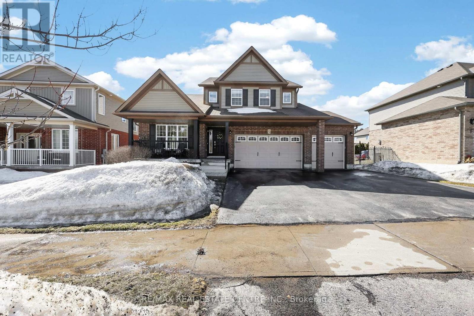 14 Sandringham Circle, Orangeville, Ontario  L9W 0A5 - Photo 2 - W12869334