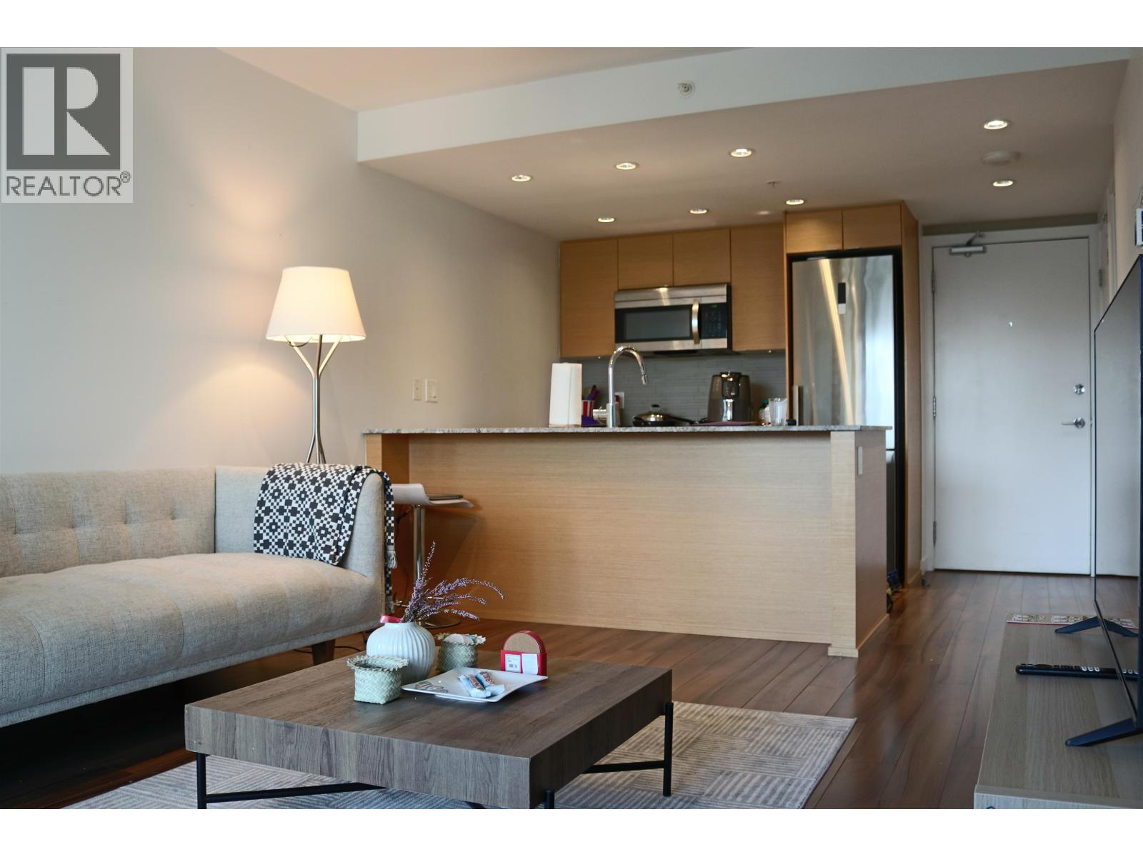 419 135 E 17th Street, North Vancouver, British Columbia  V7L 0C4 - Photo 2 - R3098113