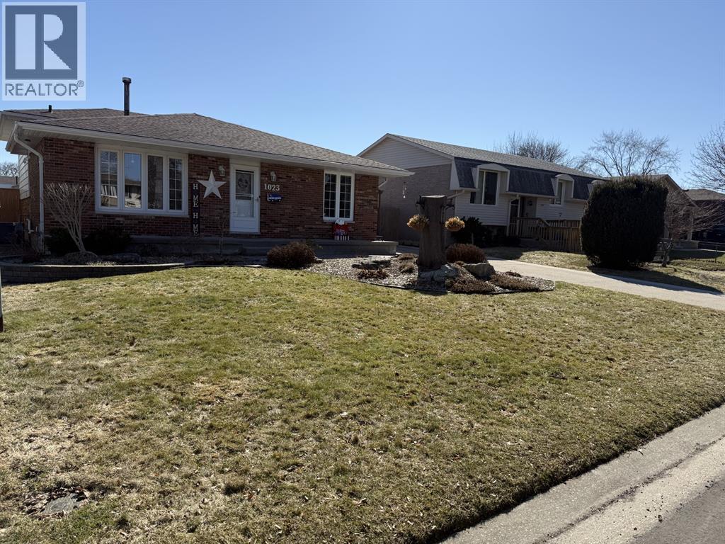 1023 Frost Avenue, Sarnia, Ontario  N7S 4G6 - Photo 2 - 26004981