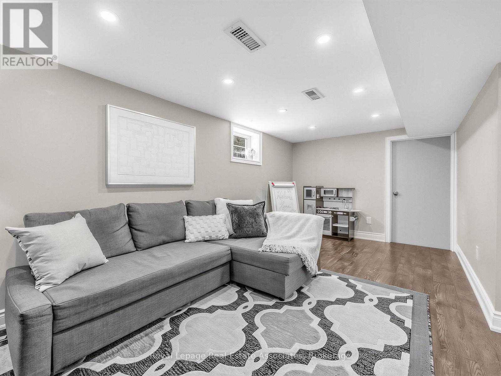 96 Angelene Street, Mississauga, Ontario  L5G 1X2 - Photo 21 - W12849254