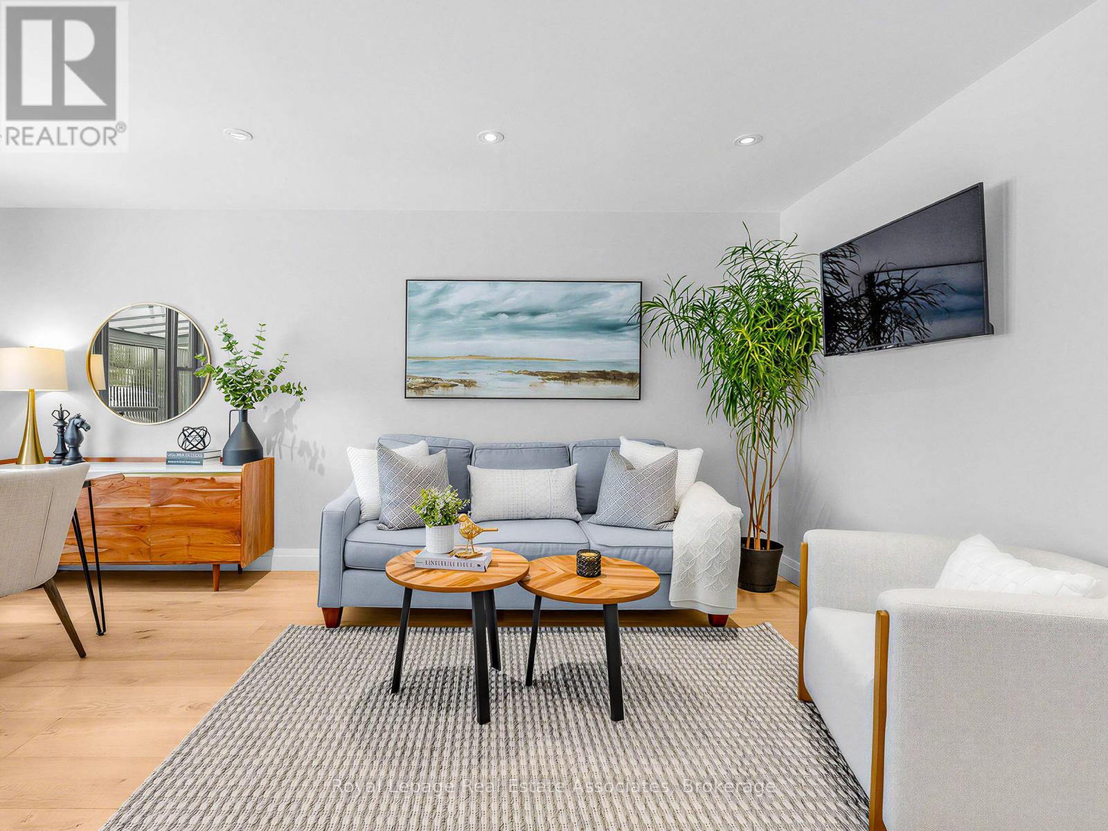 96 Angelene Street, Mississauga, Ontario  L5G 1X2 - Photo 3 - W12849254