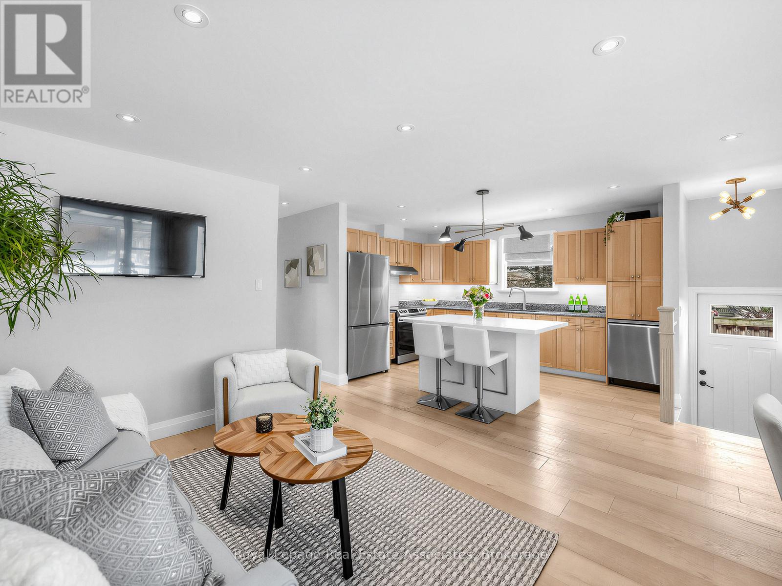 96 Angelene Street, Mississauga, Ontario  L5G 1X2 - Photo 4 - W12849254