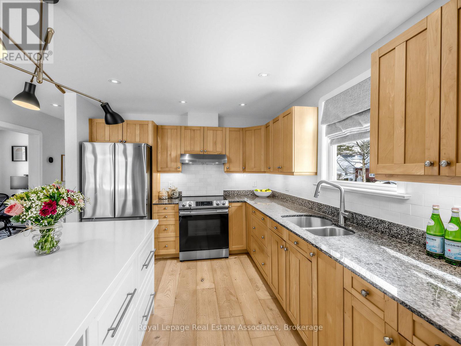 96 Angelene Street, Mississauga, Ontario  L5G 1X2 - Photo 7 - W12849254