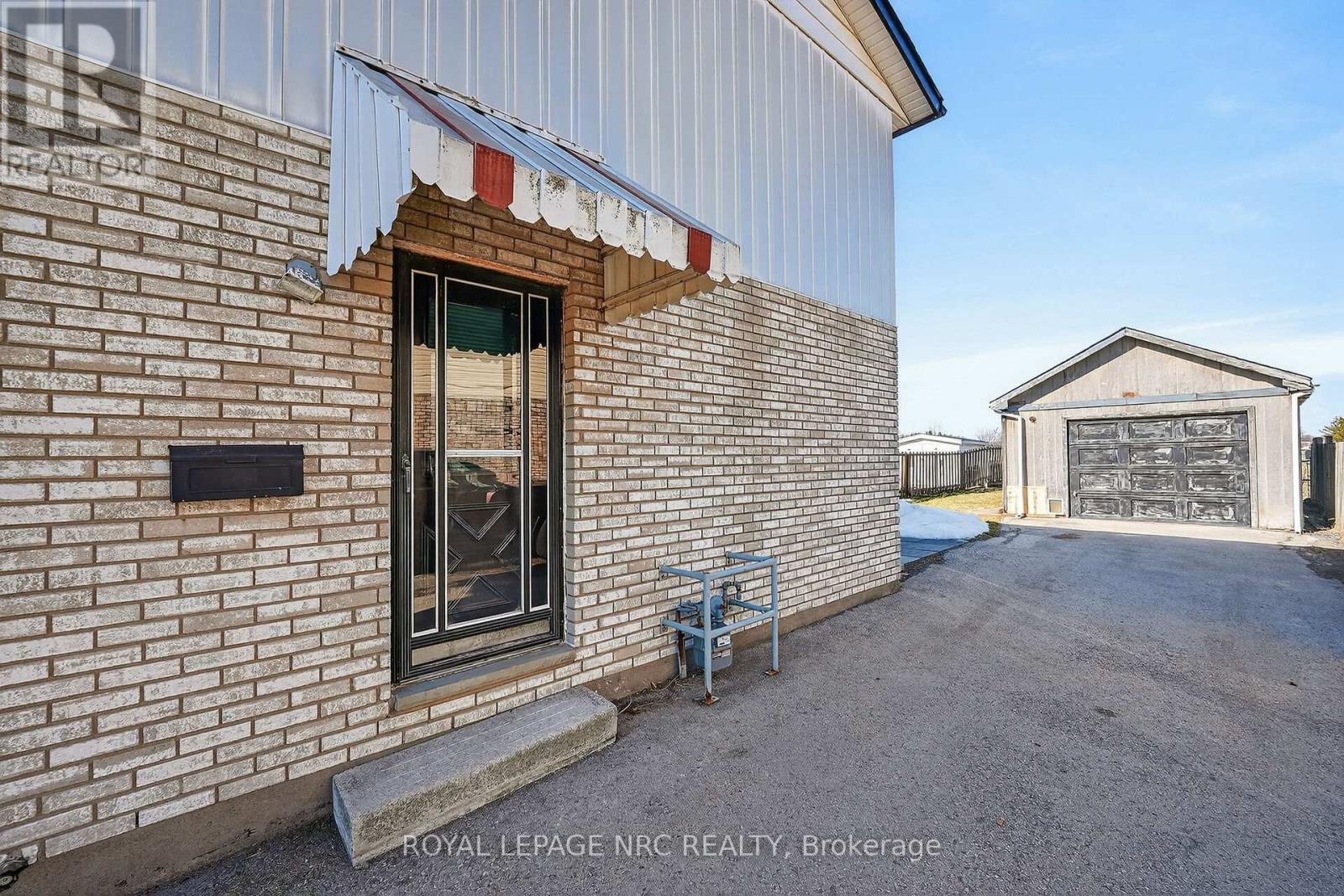 28 Chantal Court, Welland (Lincoln/crowland), Ontario  L3B 5V3 - Photo 2 - X12869464