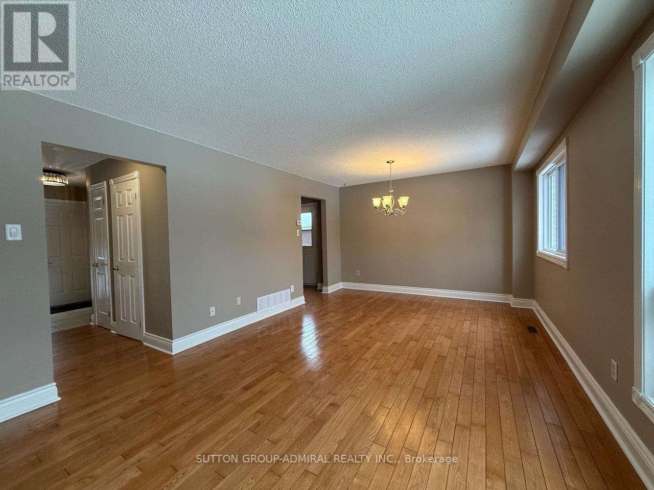 39 April Gardens, Aurora, Ontario  L4G 4R7 - Photo 11 - N12869372