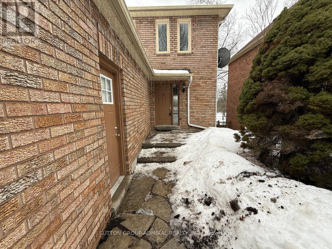 39 April Gardens, Aurora, Ontario  L4G 4R7 - Photo 2 - N12869372