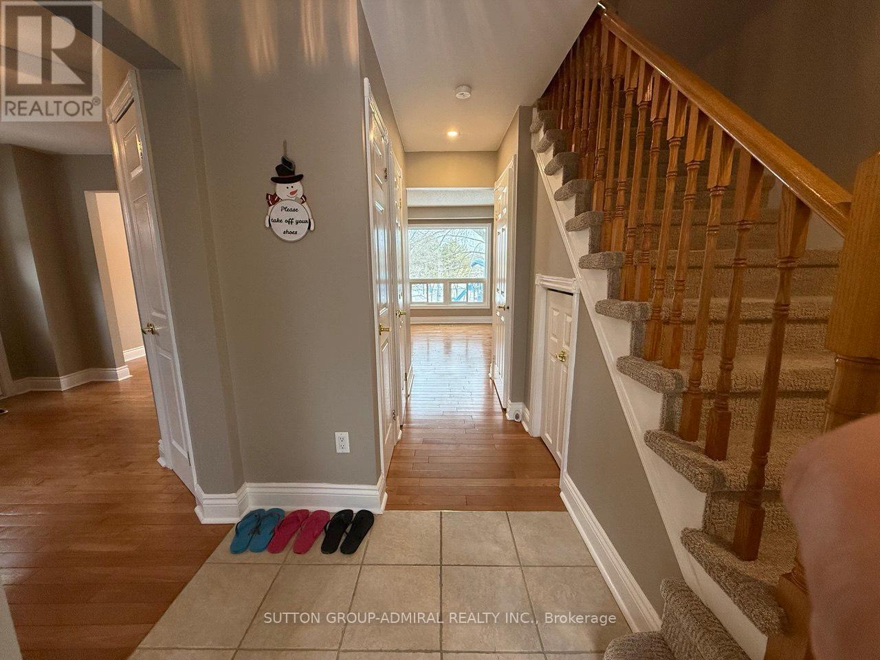 39 April Gardens, Aurora, Ontario  L4G 4R7 - Photo 3 - N12869372