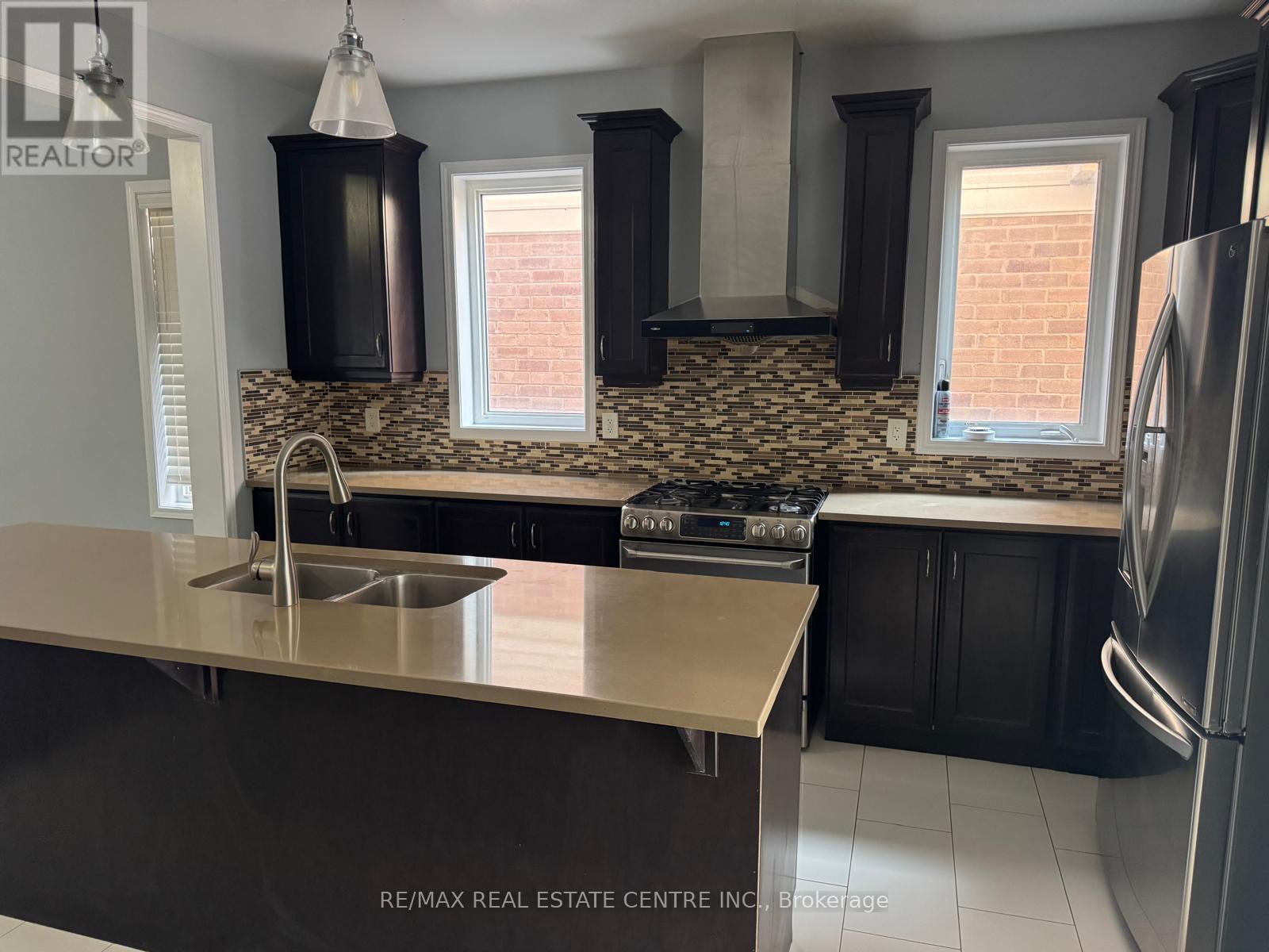 17 Feeder Street, Brampton, Ontario  L7A 4T7 - Photo 2 - W12869394