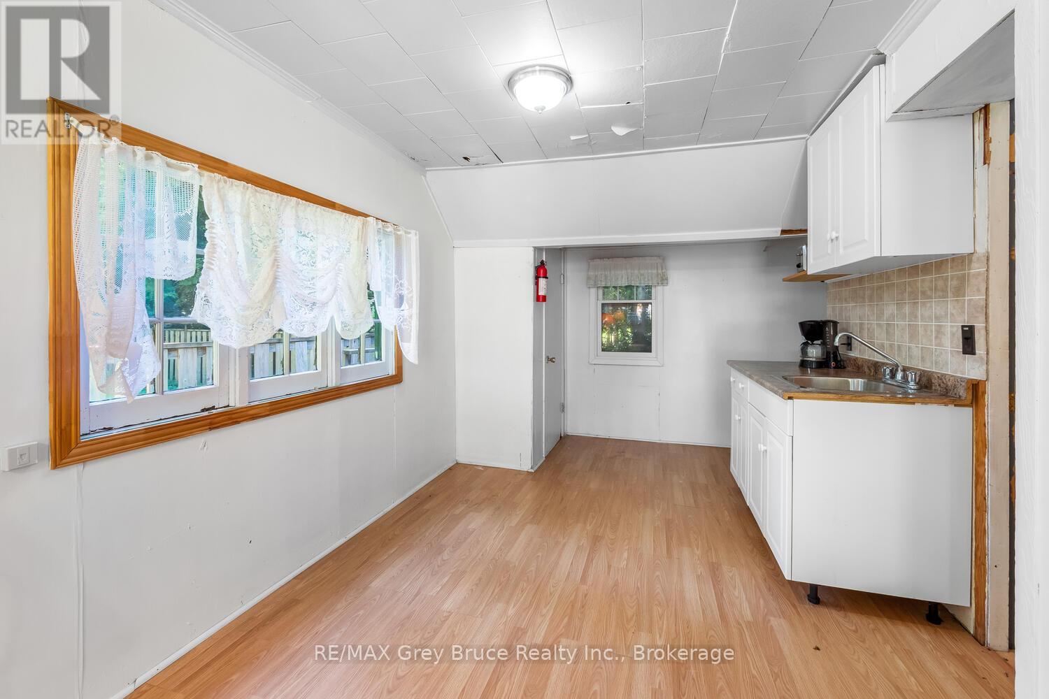 1106 King Edward Avenue, South Bruce Peninsula, Ontario  N0H 2G0 - Photo 24 - X12513116