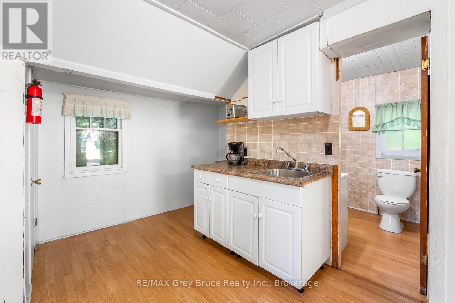 1106 King Edward Avenue, South Bruce Peninsula, Ontario  N0H 2G0 - Photo 25 - X12513116