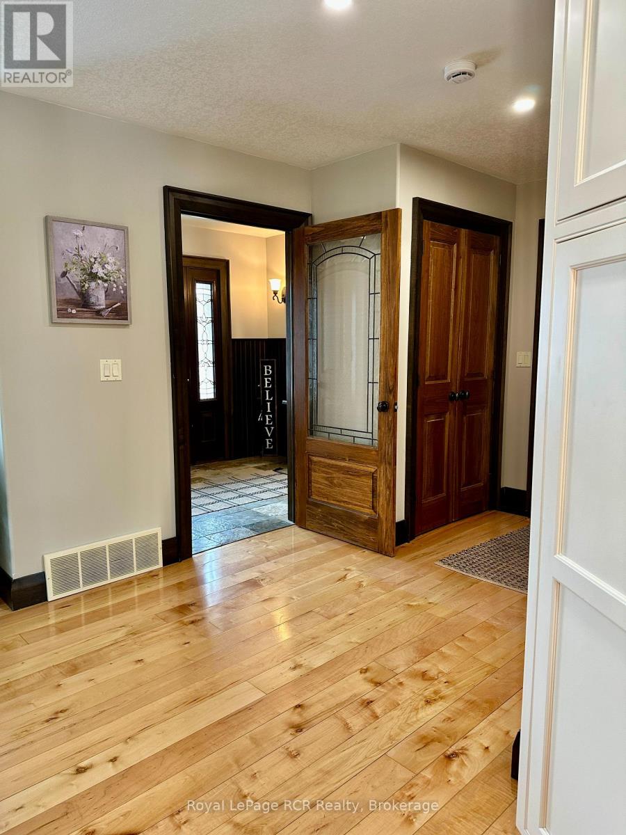 241 4th Street Crescent, Hanover, Ontario  N4N 3S9 - Photo 12 - X12869518