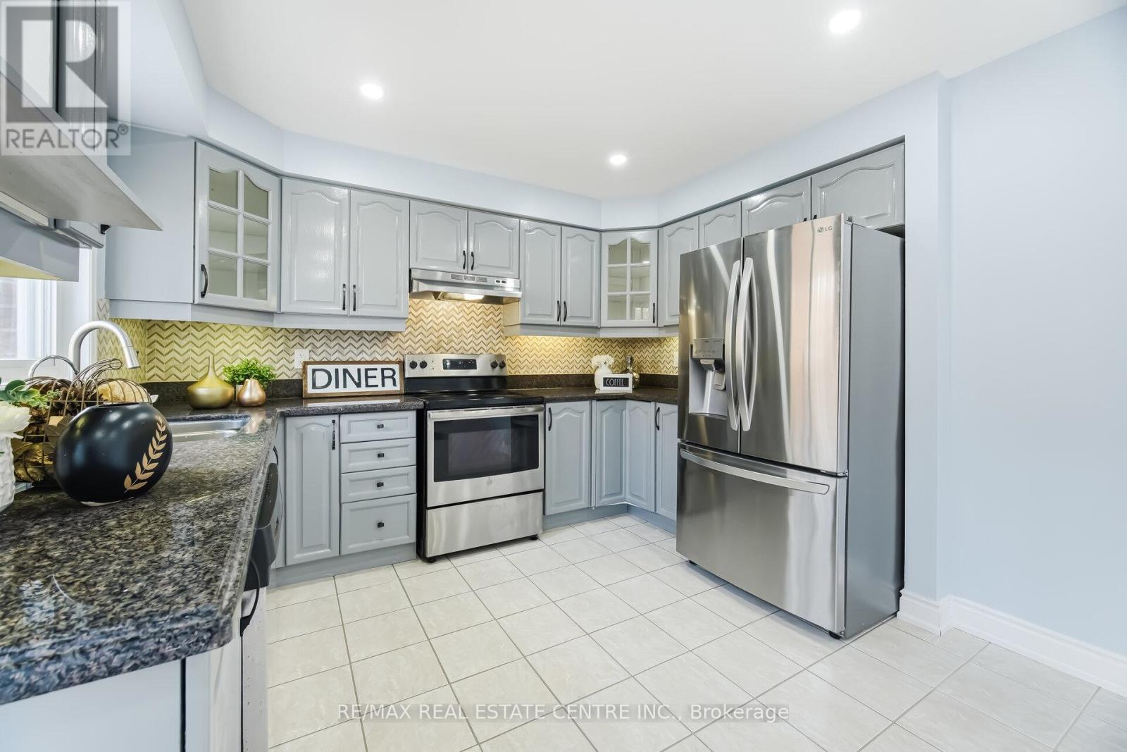 15 Heatherdale Drive, Brampton, Ontario  L7A 2H6 - Photo 14 - W12869482