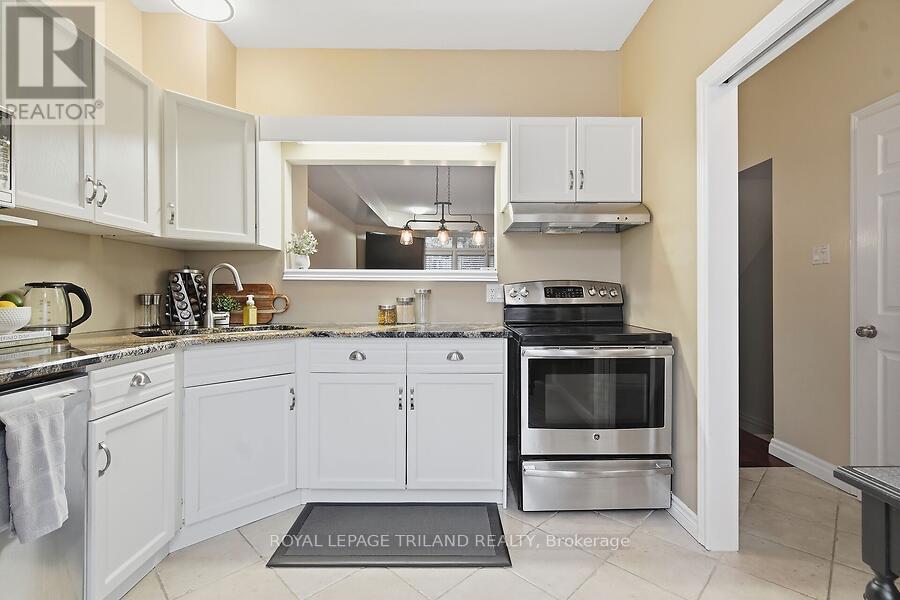 Photo 6 of 23 for 16 - 1415 Commissioners Road W