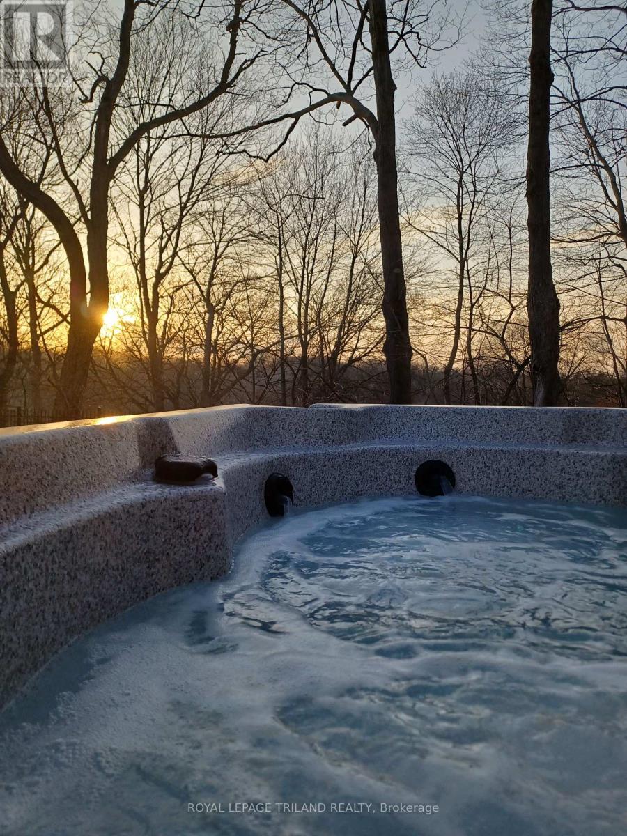 2 Ingleside Place, London South (South F), Ontario  N6C 1E1 - Photo 36 - X12869612