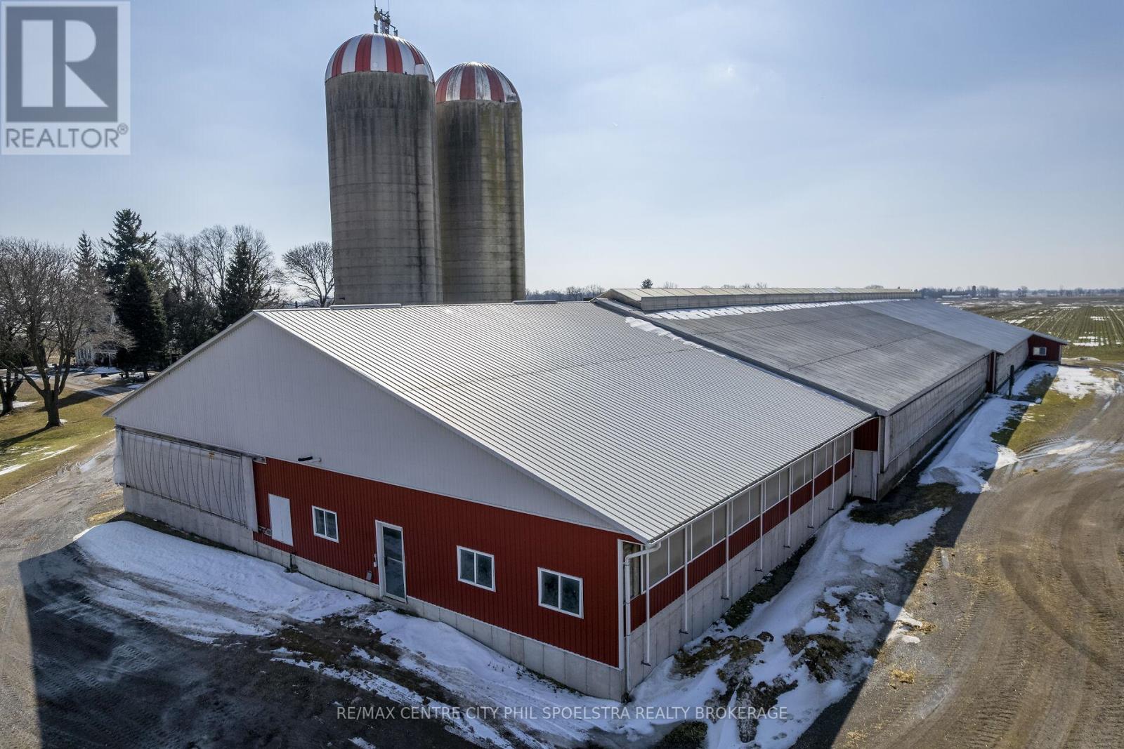 5029 Falconbridge Drive, Southwest Middlesex, Ontario  N0L 1A0 - Photo 27 - X12869670