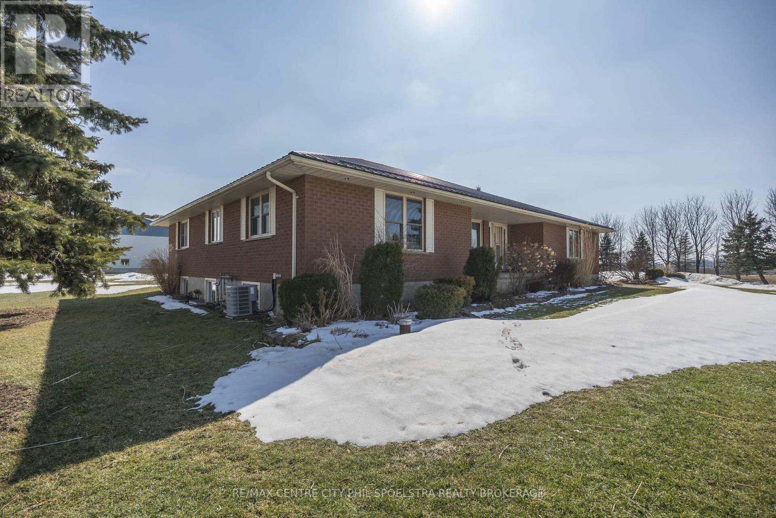 5029 Falconbridge Drive, Southwest Middlesex, Ontario  N0L 1A0 - Photo 32 - X12869670