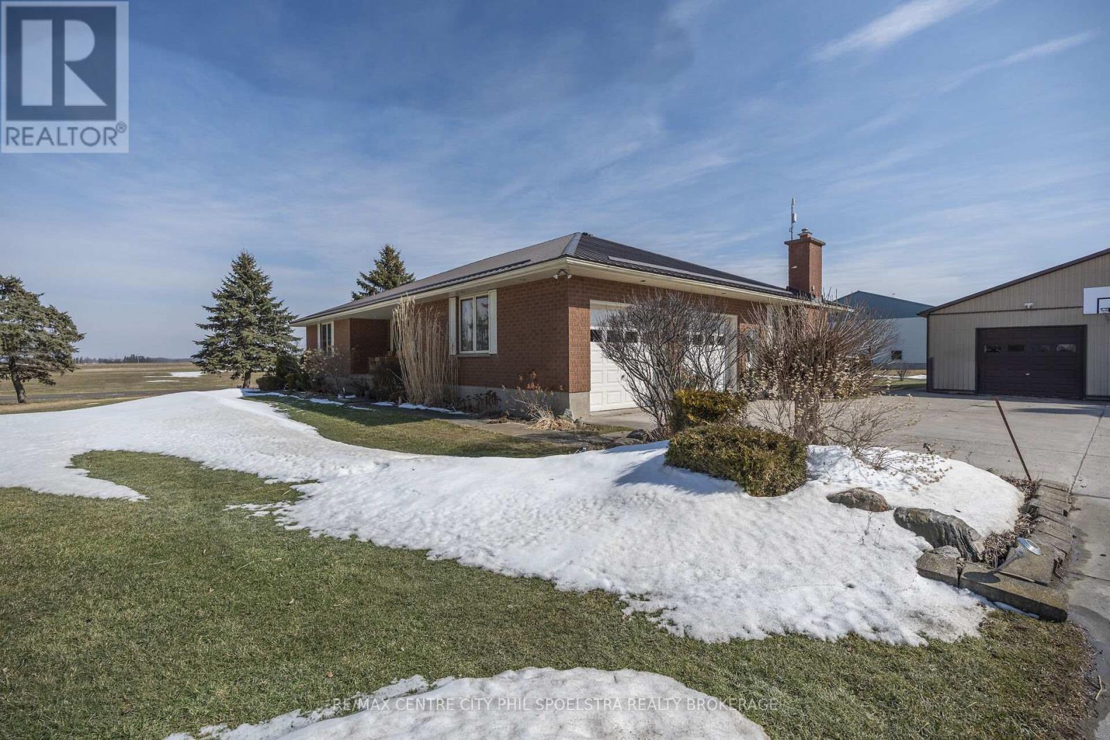 5029 Falconbridge Drive, Southwest Middlesex, Ontario  N0L 1A0 - Photo 33 - X12869670