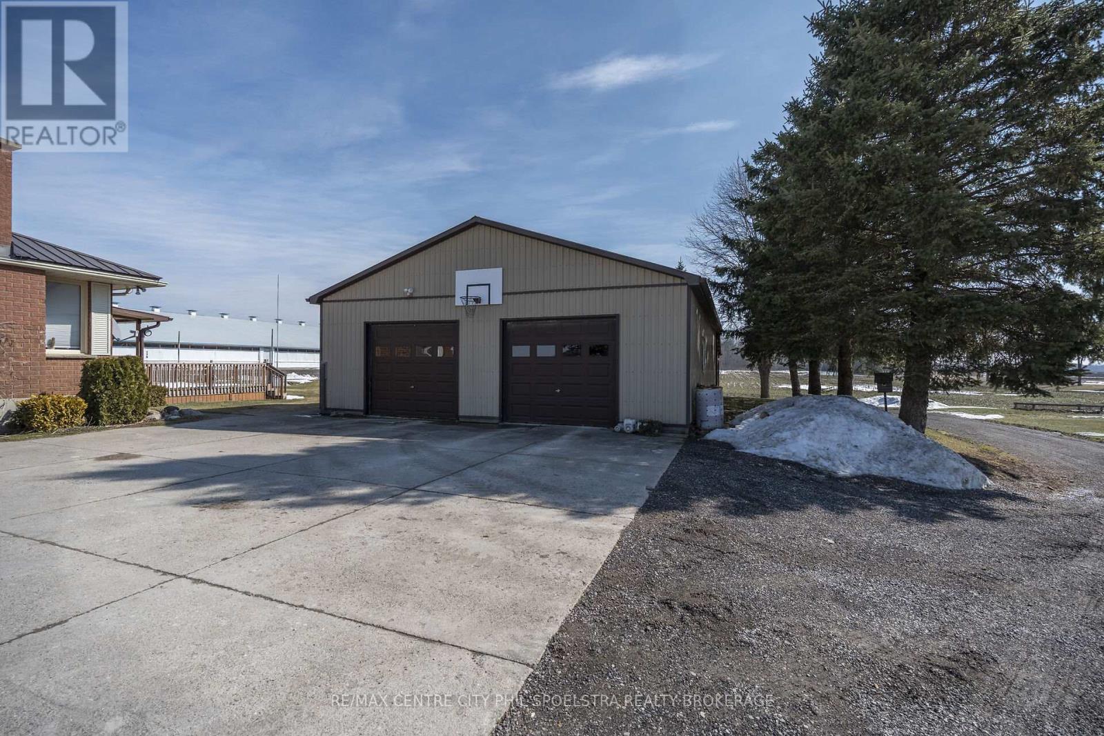 5029 Falconbridge Drive, Southwest Middlesex, Ontario  N0L 1A0 - Photo 34 - X12869670