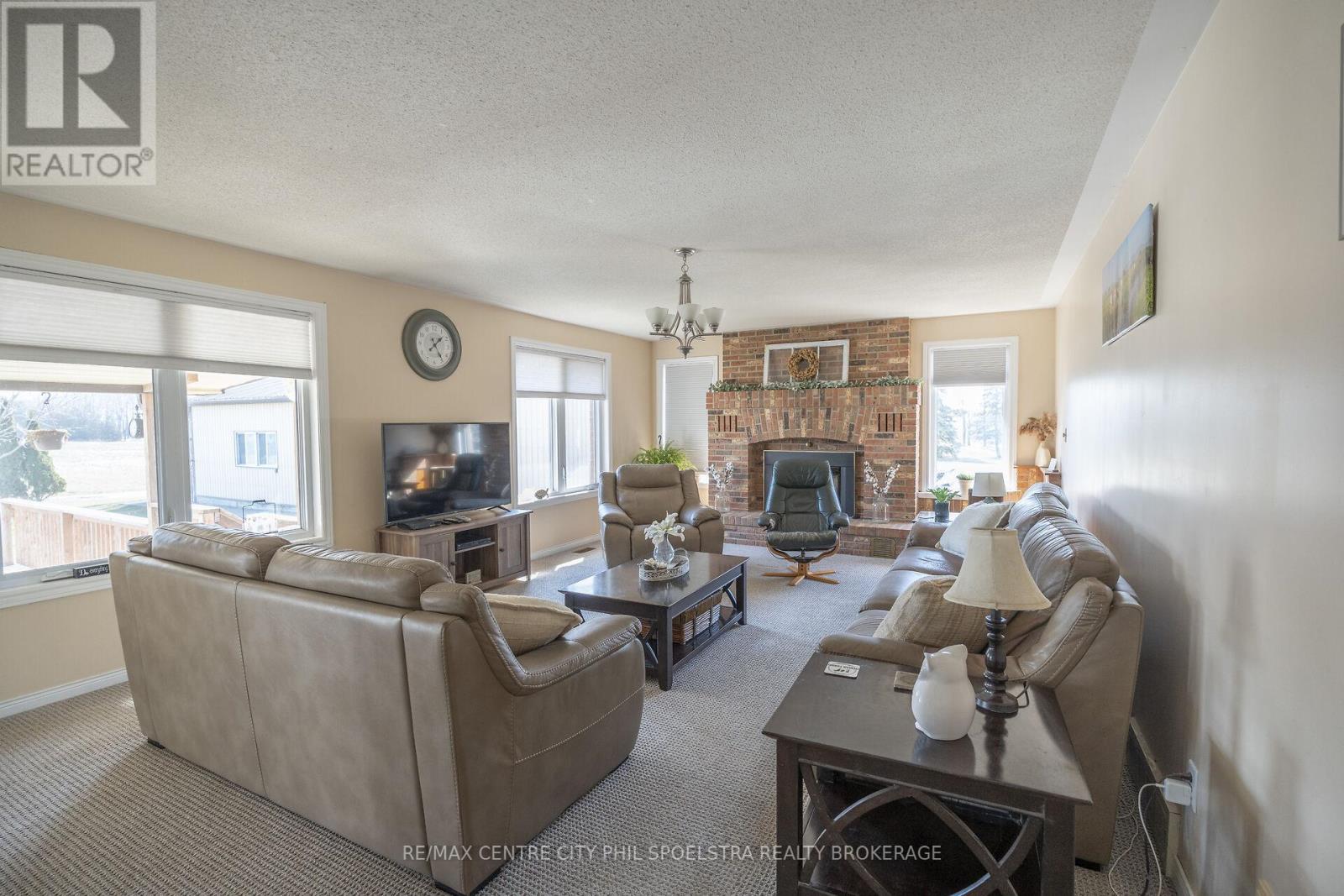 5029 Falconbridge Drive, Southwest Middlesex, Ontario  N0L 1A0 - Photo 35 - X12869670