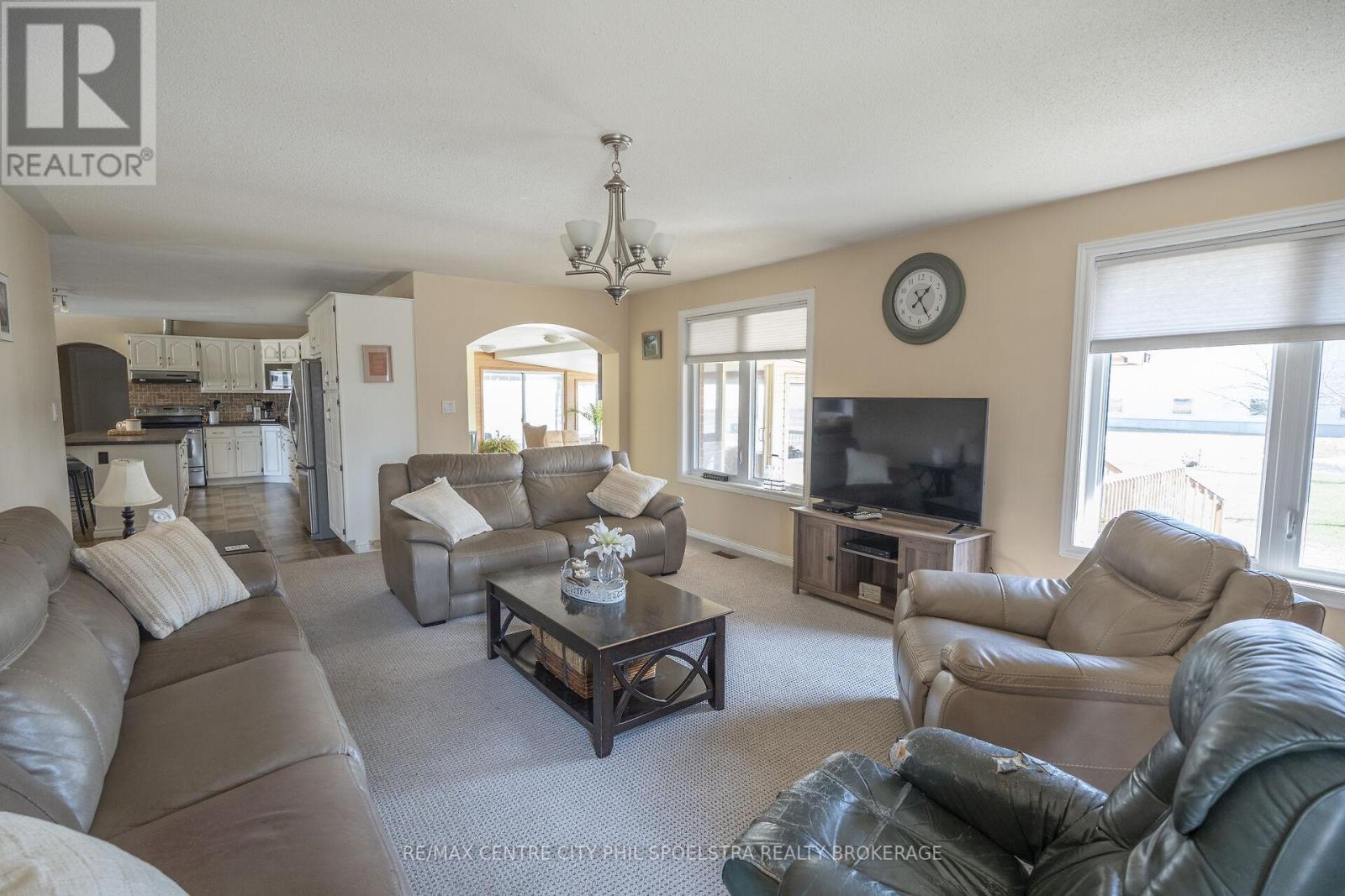 5029 Falconbridge Drive, Southwest Middlesex, Ontario  N0L 1A0 - Photo 36 - X12869670