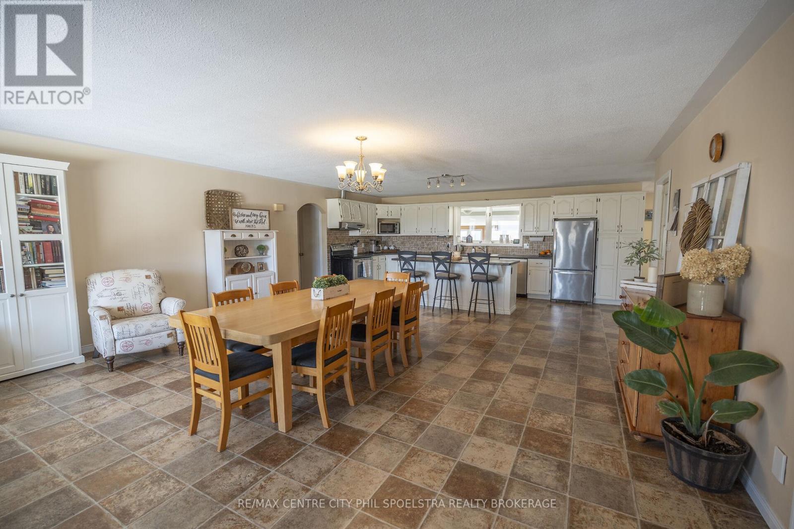 5029 Falconbridge Drive, Southwest Middlesex, Ontario  N0L 1A0 - Photo 37 - X12869670