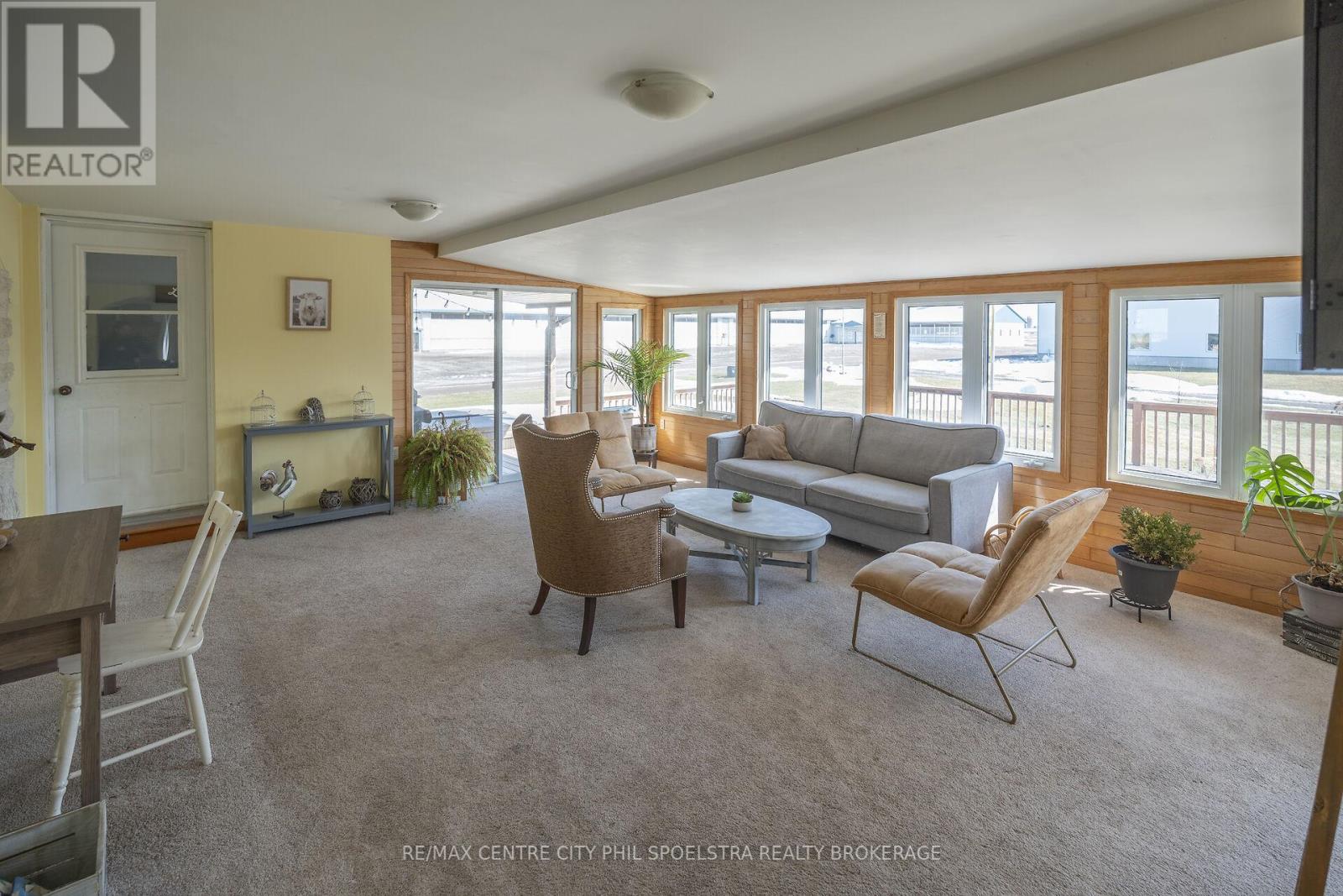 5029 Falconbridge Drive, Southwest Middlesex, Ontario  N0L 1A0 - Photo 39 - X12869670