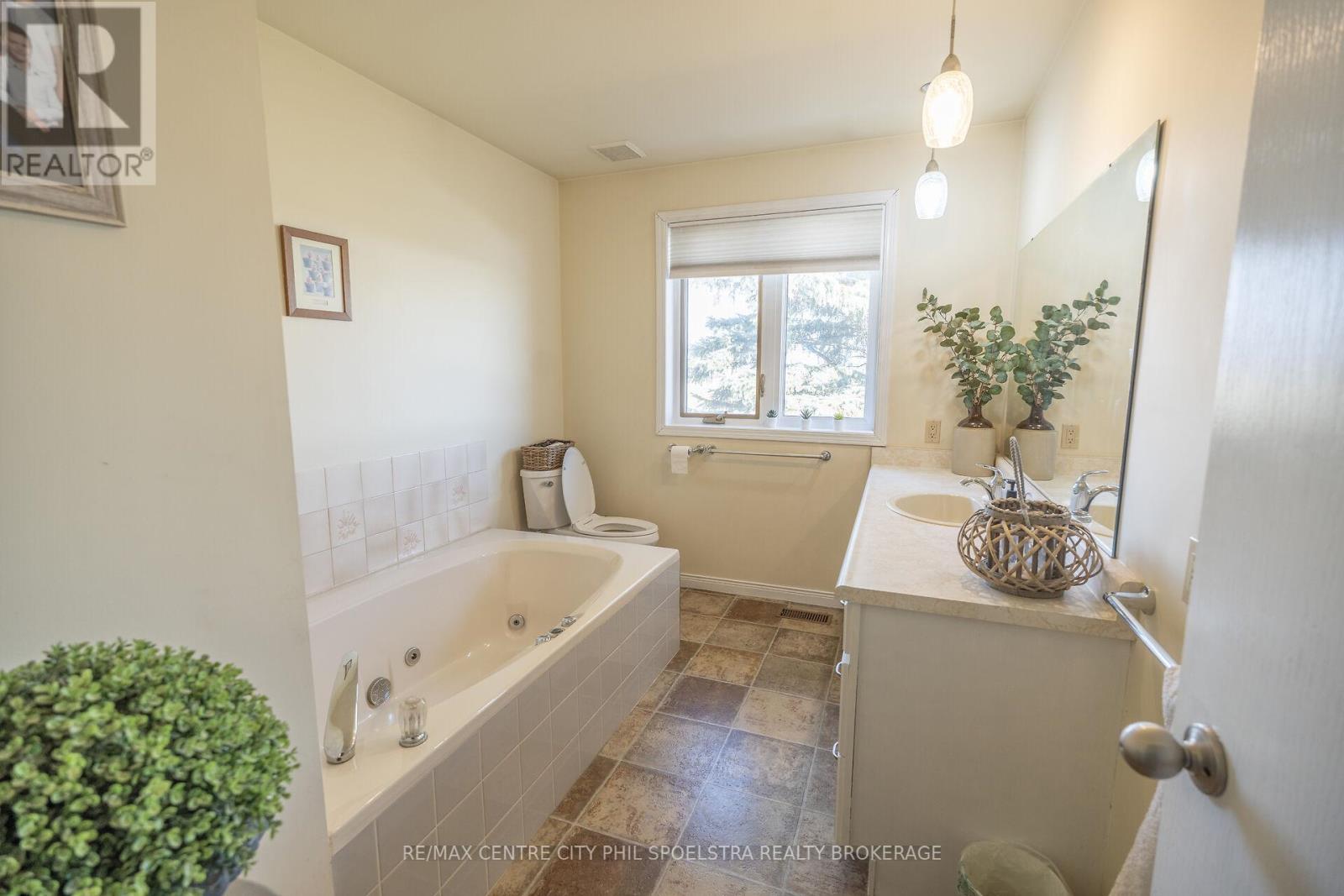 5029 Falconbridge Drive, Southwest Middlesex, Ontario  N0L 1A0 - Photo 41 - X12869670