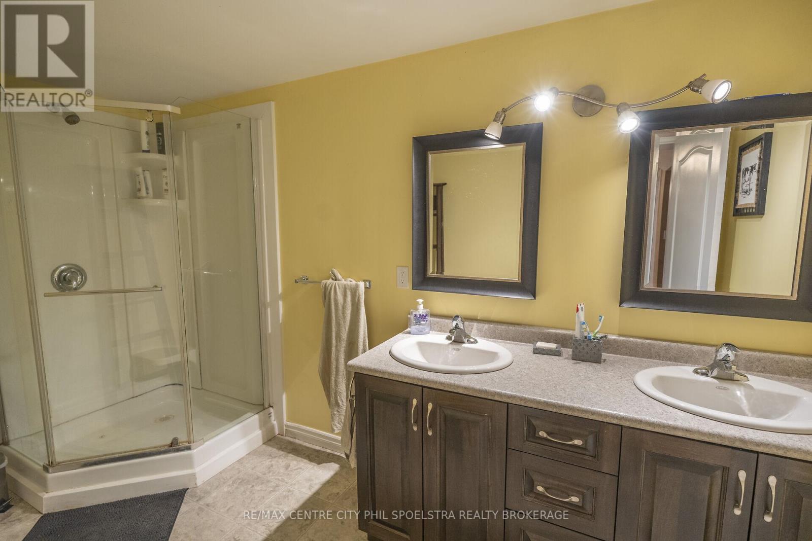 5029 Falconbridge Drive, Southwest Middlesex, Ontario  N0L 1A0 - Photo 47 - X12869670