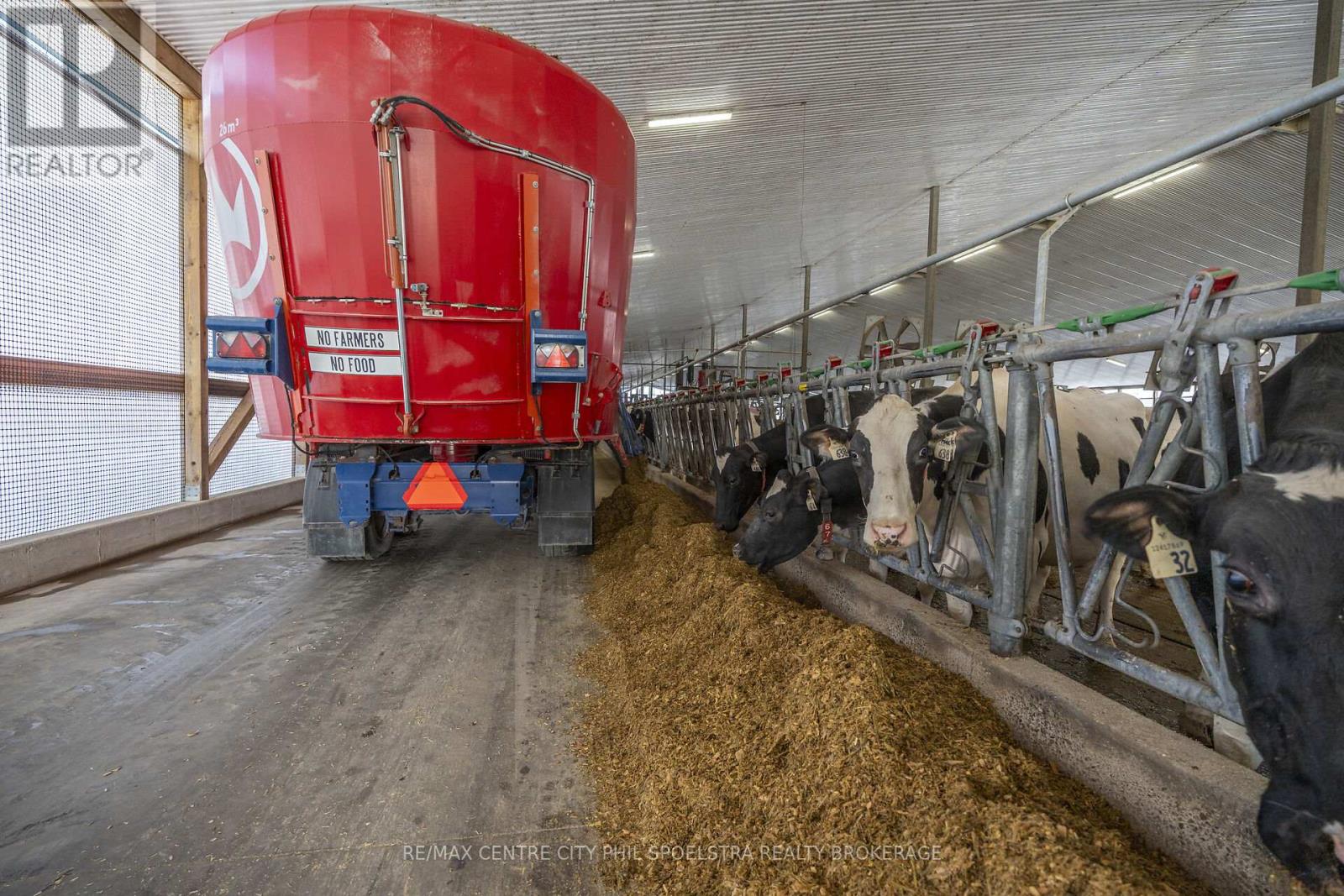 5029 Falconbridge Drive, Southwest Middlesex, Ontario  N0L 1A0 - Photo 8 - X12869670