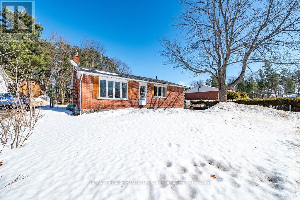 70 John Street, Petawawa, Ontario  K8H 1S9 - Photo 2 - X12869570