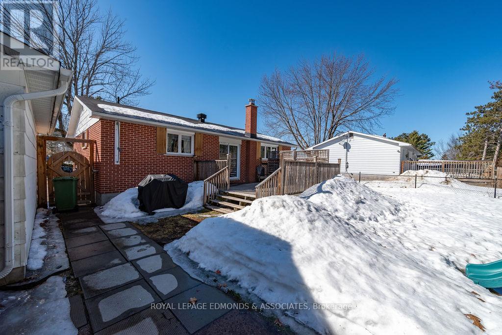 70 John Street, Petawawa, Ontario  K8H 1S9 - Photo 4 - X12869570