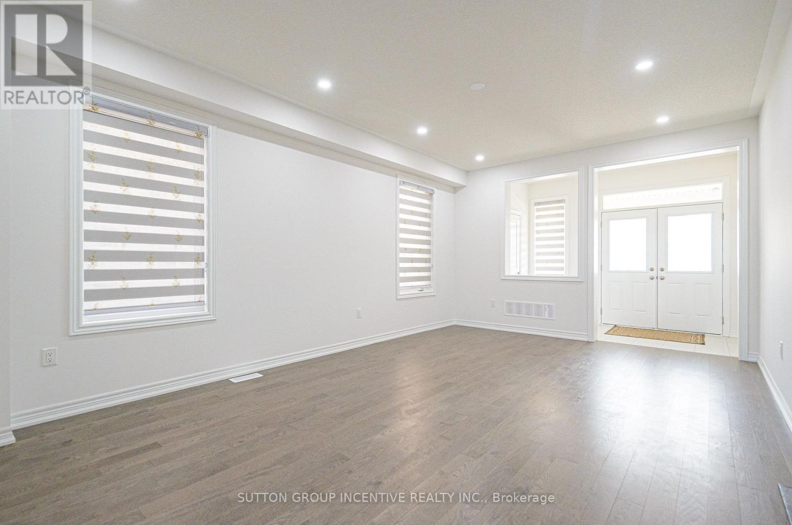 37 Baycroft Boulevard, Essa, Ontario  L3W 0M1 - Photo 2 - N12869656