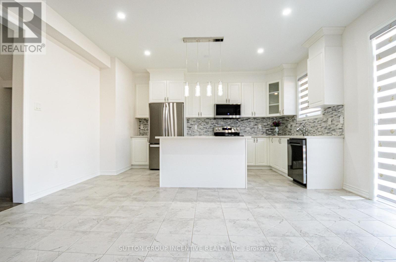 37 Baycroft Boulevard, Essa, Ontario  L3W 0M1 - Photo 7 - N12869656